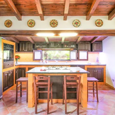 Hébergement de vacances La Casa Di Lina - Capo D'orlando, Casa Con Ampio Giardino Capo dʼOrlando